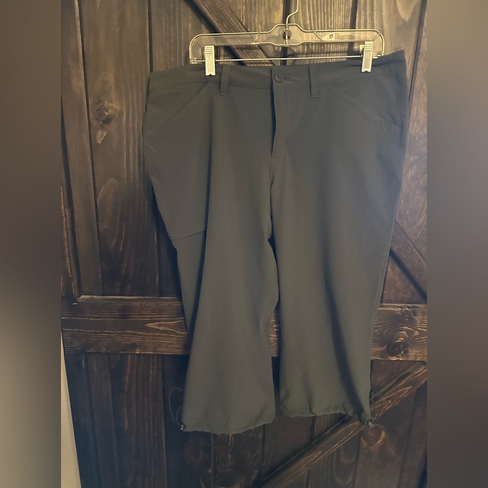 Ladies Eddie Bauer active capris, size 14 gray